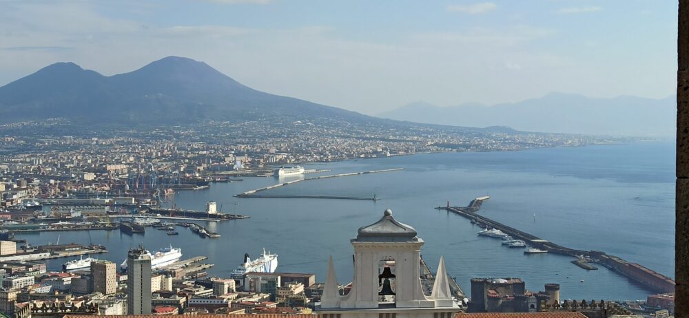mirador-castillo-san-elmo-napoles.jpg Vistas del Vesubio desde el Castillo de San Elmo en Nápoles