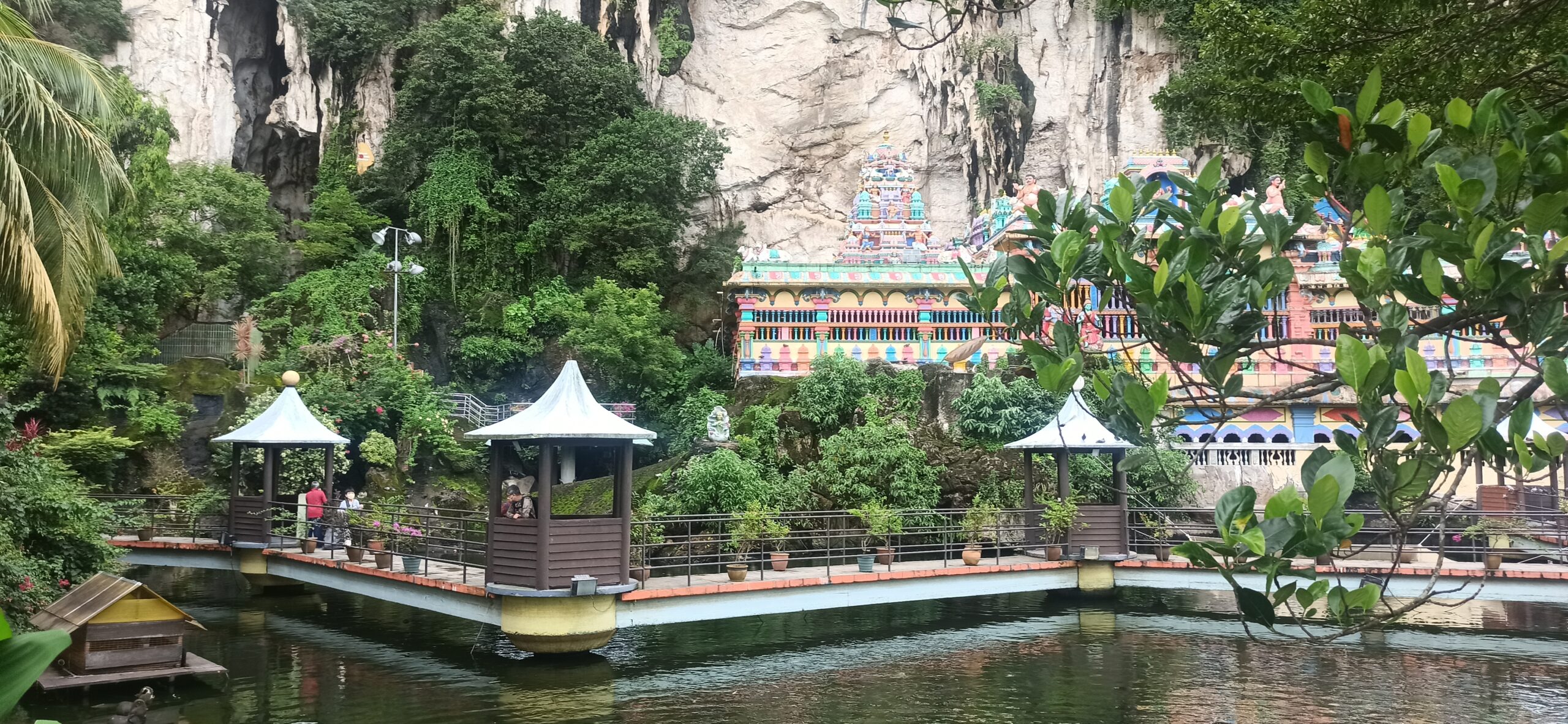 Jardín exterior de las Batu Caves con monos