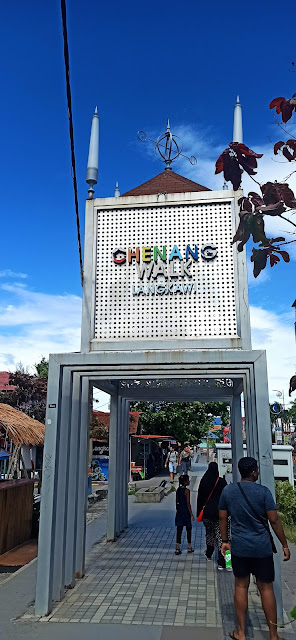 Itinerario Langkawi 3 días: Pantai Cenang Walk, paseo principal con restaurantes y tiendas