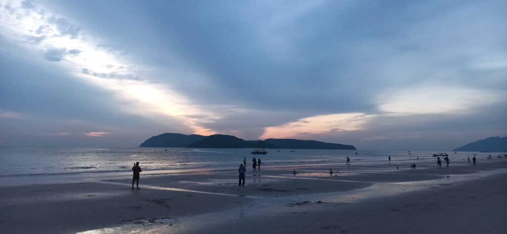 Playa de Langkawi al atardecer, viaje a tu ritmo