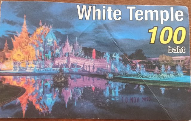 Ticket de entrada al Templo Blanco de Chiang Rai (Wat Rong Khun) para turistas extranjeros, con un precio de 100 baht tailandeses (unos 2,50 €) en 2026. Este billete da acceso a la obra maestra del artista Chalermchai Kositpipat, uno de los templos más emblemáticos del norte de Tailandia.