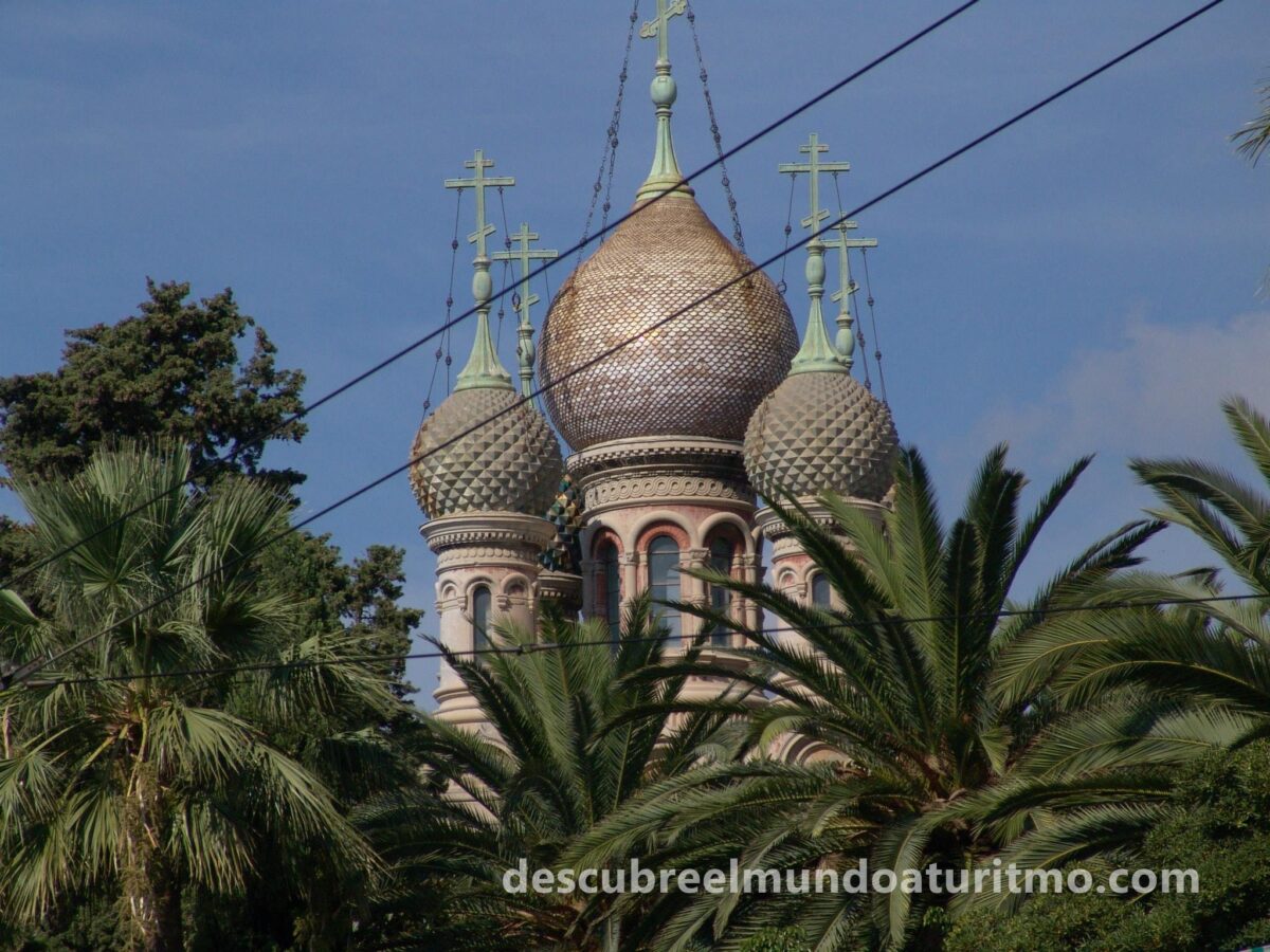 Iglesia Ortodoxa Rusa en Sanremo con cúpulas doradas