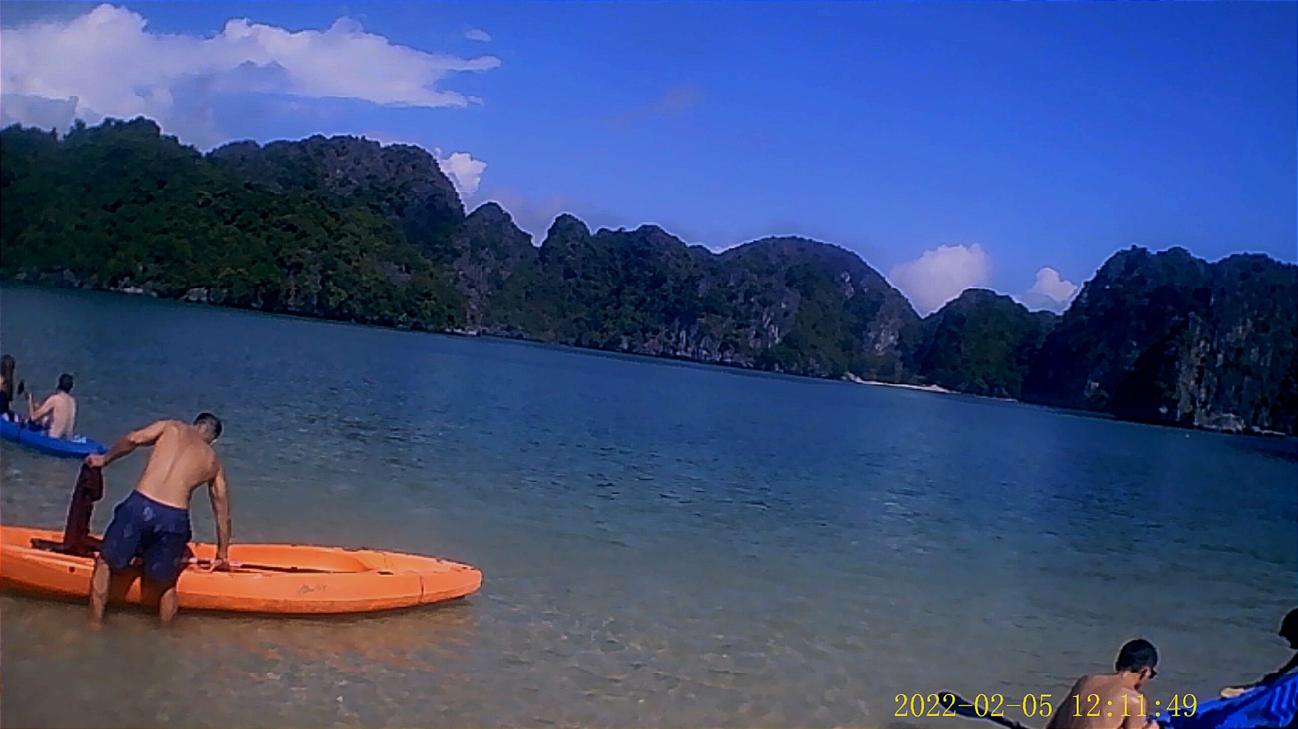 Un momento cualquiera en Cat Ba, Vietnam: tranquilo, real, sin turista,La bahía de Ha Long desde Cat Ba: menos gente, más paz, igual de mágica. Y yo, empapado, pero feliz.s de Instagram. Cat Ba Un momento cualquiera en Cat Ba, Vietnam: tranquilo, real, sin turistas de Instagram. La bahía de Ha Long desde Cat Ba: menos gente, más paz, igual de mágica. Y yo, empapado, pero feliz.