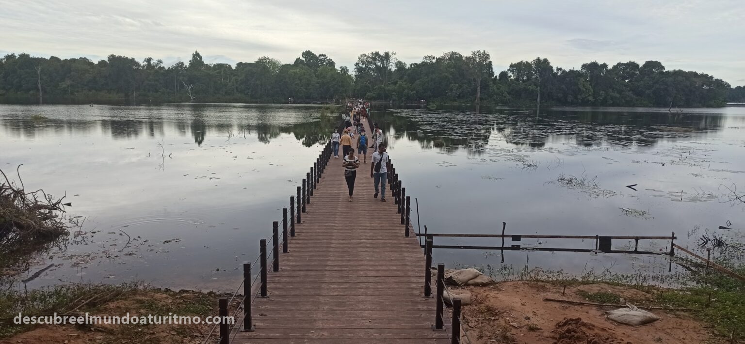 Guía de Camboya, Templo Neak Pean en Angkor, rodeado de naturaleza tropical Guía de Camboya, Templo Neak Pean en Angkor, rodeado de naturaleza tropical