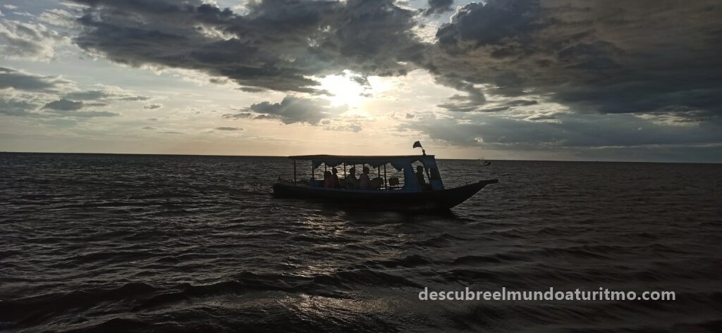 Comunidades flotantes en el lago Tonle Sap, Camboya Bosques inundados durante la temporada de lluvias en Tonle Sap Atardecer sobre las extensas aguas del lago Tonle Sap Pueblos flotantes y vida diaria en el corazón de Camboya Pescadores en el mayor lago de agua dulce del sudeste asiático Comunidades flotantes en el lago Tonle Sap, CamboyaBosques inundados durante la temporada de lluvias en Tonle Sap Atardecer sobre las extensas aguas del lago Tonle Sap Pueblos flotantes y vida diaria en el corazón de Camboya Pescadores en el mayor lago de agua dulce del sudeste asiático