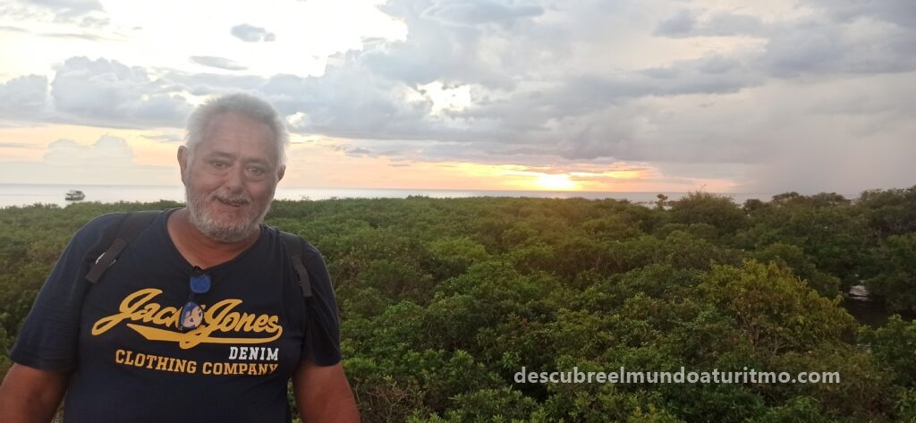 Comunidades flotantes en el lago Tonle Sap, Camboya Bosques inundados durante la temporada de lluvias en Tonle Sap Atardecer sobre las extensas aguas del lago Tonle Sap Pueblos flotantes y vida diaria en el corazón de Camboya, lago Tonle Sap, Pescadores en el mayor lago de agua dulce del sudeste asiático Comunidades flotantes en el lago Tonle Sap, CamboyaBosques inundados durante la temporada de lluvias en Tonle Sap Atardecer sobre las extensas aguas del lago Tonle Sap Pueblos flotantes y vida diaria en el corazón de Camboya, lago Tonle Sap Pescadores en el mayor lago de agua dulce del sudeste asiático