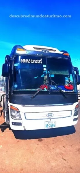 Ruta pintoresca de Siem Reap a Phnom Penh en autobús, Paisaje rural de Camboya entre Siem Reap y Phnom Penh, Interior de autobús de Siem Reap a Phnom Penh, viaje cómodo, Parada para almorzar durante trayecto en autobús por Camboya, Paisajes verdes de la carretera entre Siem Reap y la capital camboyana, Experiencia viajando en autobús de Siem Reap a Phnom Penh,como ir de Siem Reap a Phnom Penh