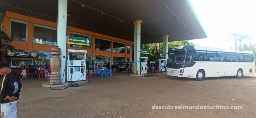 Ruta pintoresca de Siem Reap a Phnom Penh en autobús, Paisaje rural de Camboya entre Siem Reap y Phnom Penh, Interior de autobús de Siem Reap a Phnom Penh, viaje cómodo, Parada para almorzar durante trayecto en autobús por Camboya, Paisajes verdes de la carretera entre Siem Reap y la capital camboyana, Experiencia viajando en autobús de Siem Reap a Phnom Penh Ruta pintoresca de Siem Reap a Phnom Penh en autobús, Paisaje rural de Camboya entre Siem Reap y Phnom Penh, Interior de autobús de Siem Reap a Phnom Penh, viaje cómodo, Parada para almorzar durante trayecto en autobús por Camboya, Paisajes verdes de la carretera entre Siem Reap y la capital camboyana, Experiencia viajando en autobús de Siem Reap a Phnom Penh