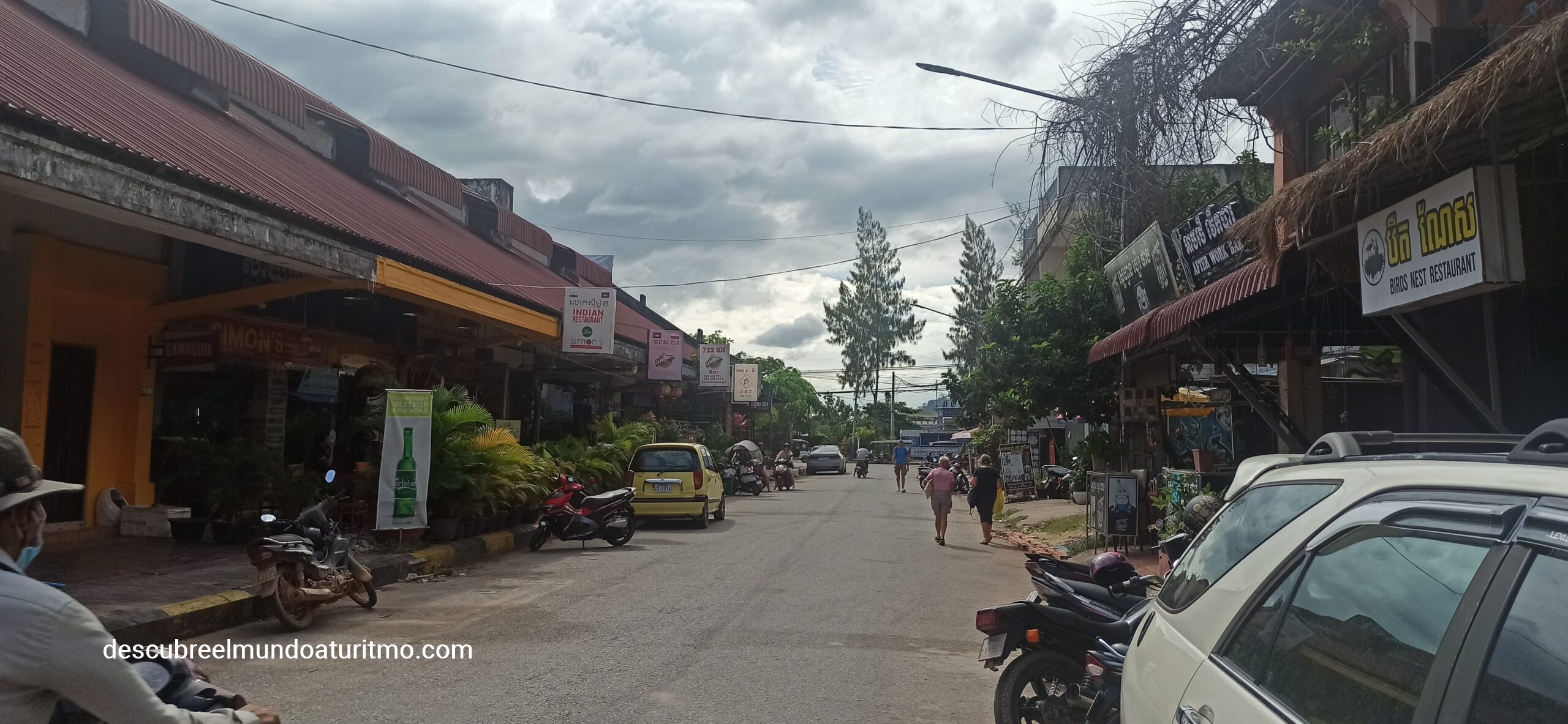 Vistas panorámicas de Kampot a orillas del río, con su atmósfera tranquila y edificios coloniales. Itinerario en Kampot de 3 días Mejor época para visitar Kampot Dónde dormir en Kampot Cómo llegar a Kampot desde Phnom Penh Tour a las plantaciones de pimienta en Kampot Kampot vs Kep – qué ciudad visitar Kampot guía de viaje Turismo tranquilo en Camboya – Kampot Aventuras cerca de Kampot Kampot como base para viajeros larga duración Vistas panorámicas de Kampot a orillas del río, con su atmósfera tranquila y edificios coloniales. Itinerario en Kampot de 3 días Mejor época para visitar Kampot Dónde dormir en Kampot Cómo llegar a Kampot desde Phnom Penh Tour a las plantaciones de pimienta en Kampot Kampot vs Kep – qué ciudad visitar Kampot guía de viaje Turismo tranquilo en Camboya – Kampot Aventuras cerca de Kampot Kampot como base para viajeros larga duración