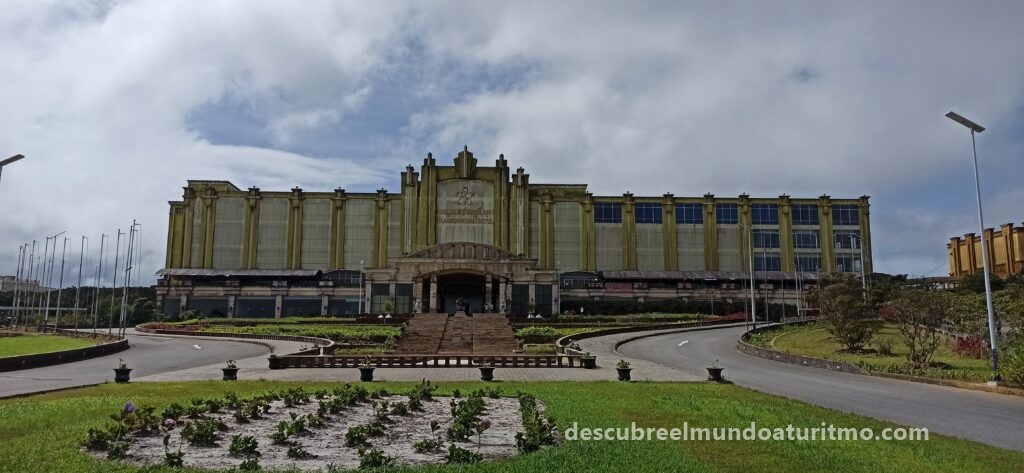 Parque Natural de Bokor, El Hotel Bokor Palace, con su fachada imponente, es un recordatorio del esplendor colonial francés. Las salas vacías y los techos desplomados crean un ambiente misterioso y melancólico. Desde la terraza del hotel, las vistas al bosque y las montañas son simplemente espectaculares. Parque Natural de Bokor, El Hotel Bokor Palace, con su fachada imponente, es un recordatorio del esplendor colonial francés. Las salas vacías y los techos desplomados crean un ambiente misterioso y melancólico. Desde la terraza del hotel, las vistas al bosque y las montañas son simplemente espectaculares.