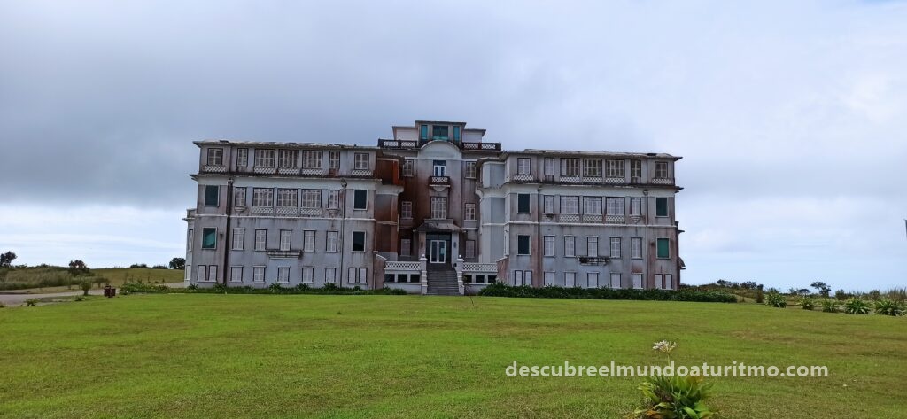 Parque Natural de Bokor, El Palacio de Bokor se alza solitario entre la naturaleza, guardando historias del pasado. Las paredes agrietadas y los techos caídos lo convierten en un lugar perfecto para explorar y soñar. Desde el palacio, el paisaje es de ensueño: bosques, montañas y cielos infinitos se funden en una sola imagen. Parque Natural de Bokor, El Palacio de Bokor se alza solitario entre la naturaleza, guardando historias del pasado. Las paredes agrietadas y los techos caídos lo convierten en un lugar perfecto para explorar y soñar. Desde el palacio, el paisaje es de ensueño: bosques, montañas y cielos infinitos se funden en una sola imagen.