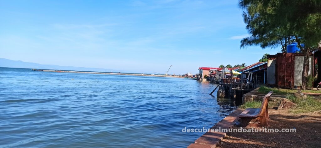 Kep, "Vista panorámica de la playa de Kep con palmeras y mar tranquilo" "Mercado de cangrejos de Kep, actividad y color en el corazón de Camboya" "Atardecer en Rabbit Island, un rincón paradisíaco frente a la costa de Kep Kep, "Vista panorámica de la playa de Kep con palmeras y mar tranquilo""Mercado de cangrejos de Kep, actividad y color en el corazón de Camboya" "Atardecer en Rabbit Island, un rincón paradisíaco frente a la costa de Kep