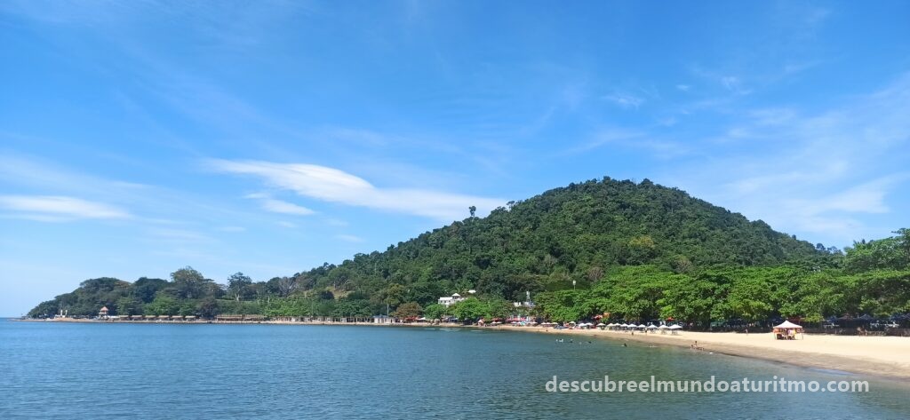 Kep, "Vista panorámica de la playa de Kep con palmeras y mar tranquilo" "Mercado de cangrejos de Kep, actividad y color en el corazón de Camboya" "Atardecer en Rabbit Island, un rincón paradisíaco frente a la costa de Kep Kep, "Vista panorámica de la playa de Kep con palmeras y mar tranquilo""Mercado de cangrejos de Kep, actividad y color en el corazón de Camboya" "Atardecer en Rabbit Island, un rincón paradisíaco frente a la costa de Kep