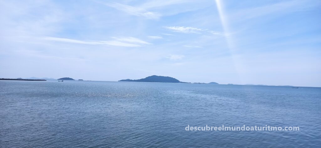 Kep, "Vista panorámica de la playa de Kep con palmeras y mar tranquilo" "Mercado de cangrejos de Kep, actividad y color en el corazón de Camboya" "Atardecer en Rabbit Island, un rincón paradisíaco frente a la costa de Kep Kep, "Vista panorámica de la playa de Kep con palmeras y mar tranquilo""Mercado de cangrejos de Kep, actividad y color en el corazón de Camboya" "Atardecer en Rabbit Island, un rincón paradisíaco frente a la costa de Kep