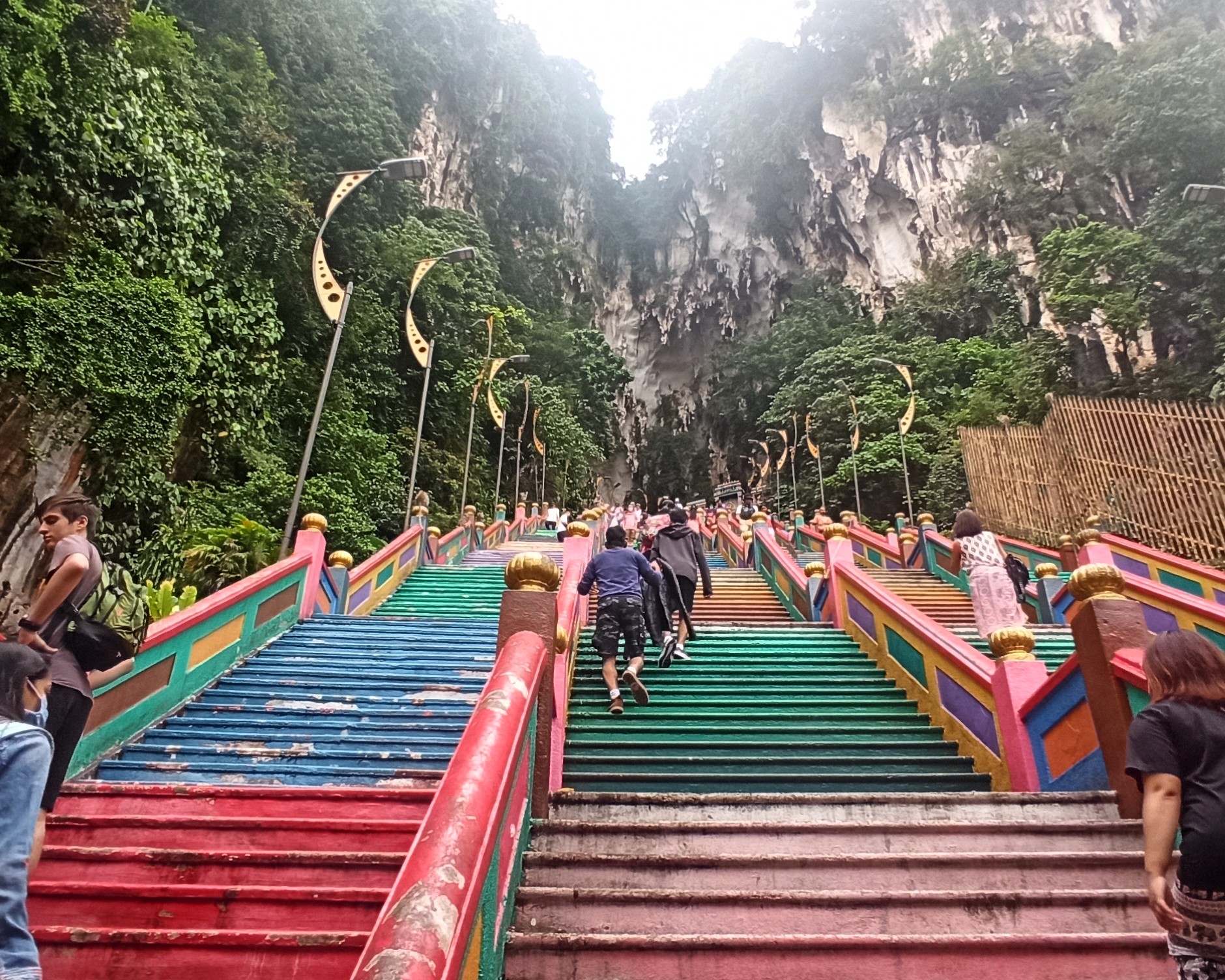 subiendo Batu Caves en Kuala Lumpur