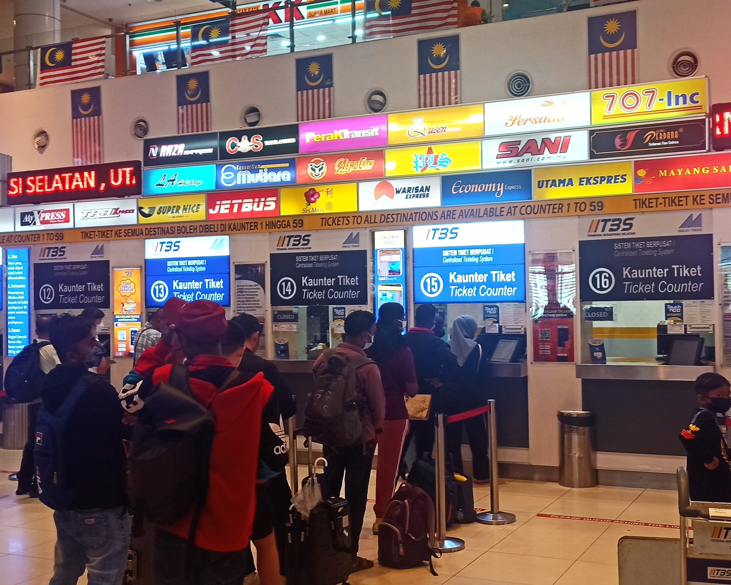 Colas para comprar billetes en BTS kUALA LUMPUR