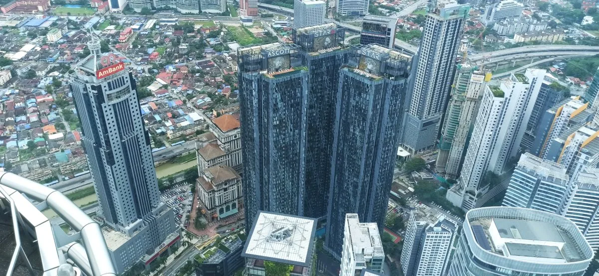 Vistas panorámicas desde el Skybridge de las Torres Petronas en Kuala Lumpur