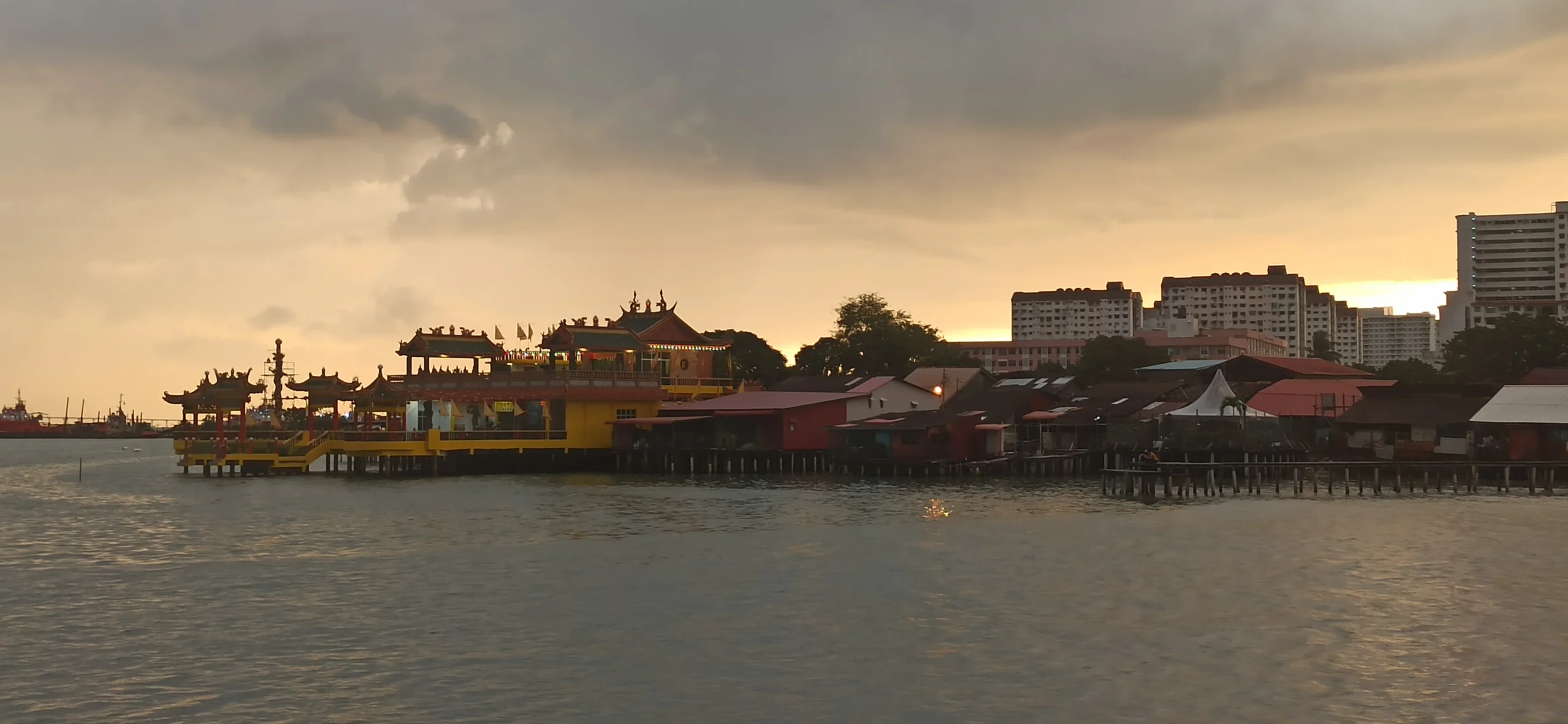 Vista panorámica de Georgetown desde el ferry, Penang. Comprar un billete de bus en KL para ir a Georgetown