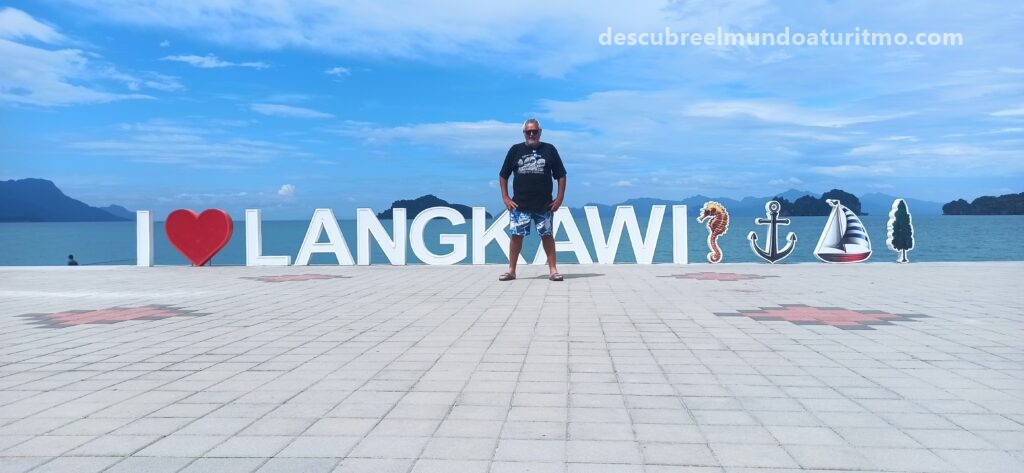 Langkawi es pura belleza natural: playas de ensueño y aguas transparentes. Tanjung Rhu, al norte de la isla, es una de las más hermosas. malasia Langkawi es pura belleza natural: playas de ensueño y aguas transparentes.Tanjung Rhu, al norte de la isla, es una de las más hermosas. malasia