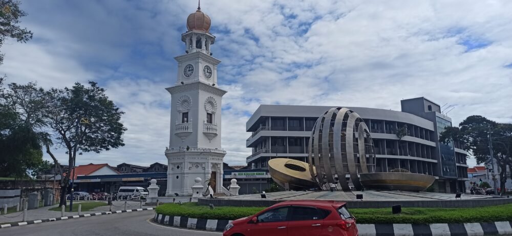 Vista de la famosa torre del reloj en la rotonda de Georgetown, Penang, un monumento histórico construido en 1897 para honrar a la Reina Victoria. Una imagen emblemática de la ciudad para quienes Visitar GeorgeTown.
