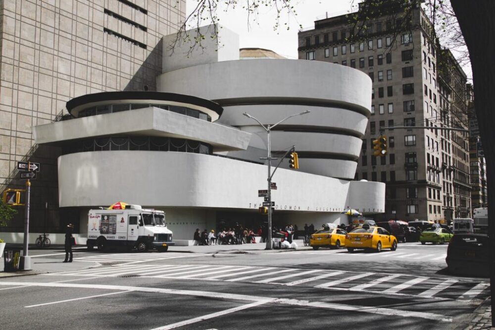 Exterior del Museo Guggenheim con arquitectura icónica de Frank Lloyd Wright Museos gratis en Nueva York: