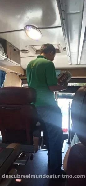 El capo de la corruptela, revisando pasaportes en el bus Cruzar frontera de Vietnam a Camboya