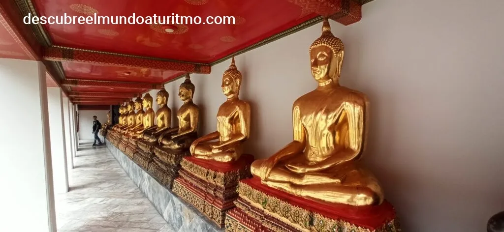 Pórtico con estatuas de Buda en Wat Pho
