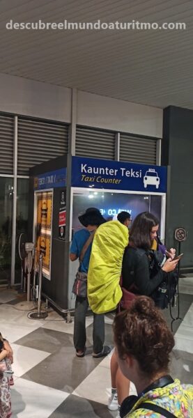 Mostrador de taxis en el aeropuerto de Langkawi con señalización clara" "Vista exterior del aeropuerto de Langkawi con zona de taxis organizada" "Taxi oficial en el aeropuerto de Langkawi listo para recoger pasajeros" "Cola de taxis en el aeropuerto de Langkawi durante la noche" "Oficina de taxis en el aeropuerto de Langkawi donde se paga el precio fijo"Taxis en el aeropuerto de Langkawi Mostrador de taxis en el aeropuerto de Langkawi con señalización clara" "Vista exterior del aeropuerto de Langkawi con zona de taxis organizada"
"Taxi oficial en el aeropuerto de Langkawi listo para recoger pasajeros"
"Cola de taxis en el aeropuerto de Langkawi durante la noche"
"Oficina de taxis en el aeropuerto de Langkawi donde se paga el precio fijo" Taxis en el aeropuerto de Langkawi