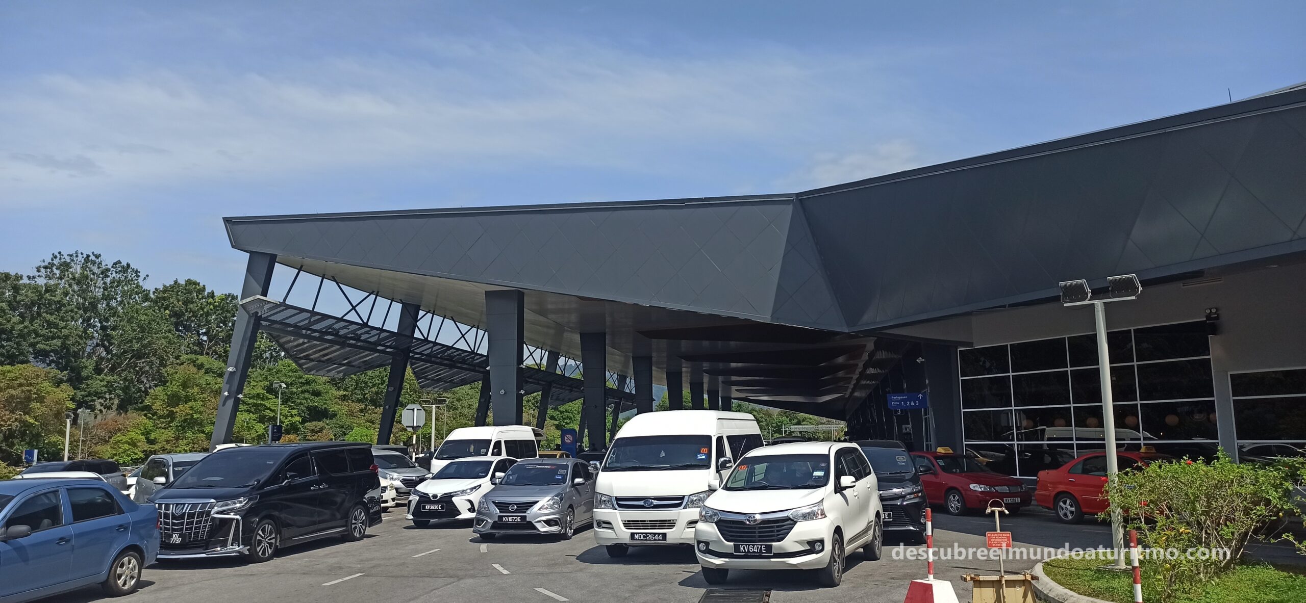 Mostrador de taxis en el aeropuerto de Langkawi con señalización clara" "Vista exterior del aeropuerto de Langkawi con zona de taxis organizada" "Taxi oficial en el aeropuerto de Langkawi listo para recoger pasajeros" "Cola de taxis en el aeropuerto de Langkawi durante la noche" "Oficina de taxis en el aeropuerto de Langkawi donde se paga el precio fijo" Taxis en el aeropuerto de Langkawi Mostrador de taxis en el aeropuerto de Langkawi con señalización clara" "Vista exterior del aeropuerto de Langkawi con zona de taxis organizada"
"Taxi oficial en el aeropuerto de Langkawi listo para recoger pasajeros"
"Cola de taxis en el aeropuerto de Langkawi durante la noche"
"Oficina de taxis en el aeropuerto de Langkawi donde se paga el precio fijo" Taxis en el aeropuerto de Langkawi