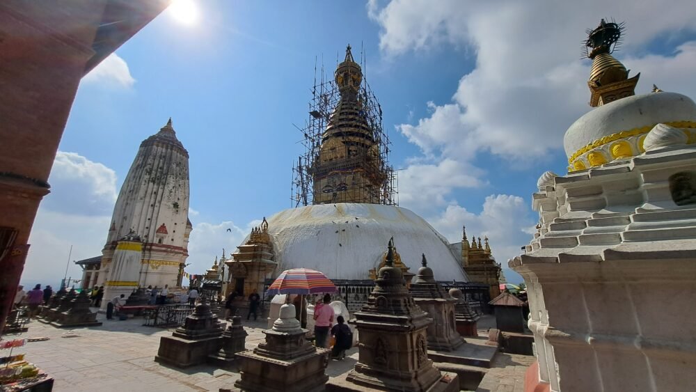 Entre los lugares imprescindibles sobre qué ver en Katmandú se encuentra Swayambhunath, conocido como el Templo de los Monos, una estupa budista coronada por una aguja dorada que se alza sobre una colina boscosa al oeste de la ciudad.