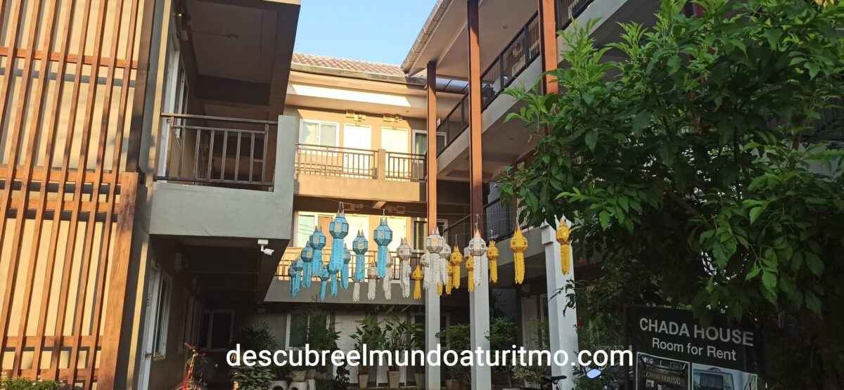 Habitación amplia del hotel Chada House en la Old City de Chiang Mai Entrada al Chada House, alojamiento económico y bien ubicado en Chiang Mai Jardín tranquilo del hotel Chada House ideal para descansar después de las excursiones Habitación amplia del hotel Chada House en la Old City de Chiang Mai Entrada al Chada House, alojamiento económico y bien ubicado en Chiang Mai Jardín tranquilo del hotel Chada House ideal para descansar después de las excursiones