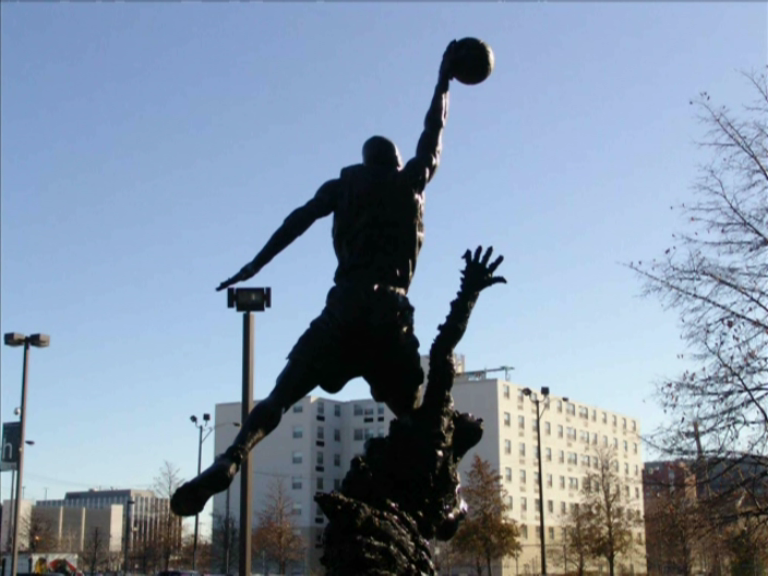 Estatua de Michael Jordan en Chicago Chicago: Navy Pier, Millennium Park (The Bean), Willis Tower. Guía 2026 con experiencia real, origen del apodo 'Windy City' y consejos para visitar.