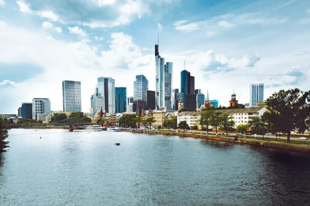 Skyline de Fráncfort con sus emblemáticos rascacielos visto desde el río Meno, la cara más moderna de tu roadtrip por el oeste de Alemania.