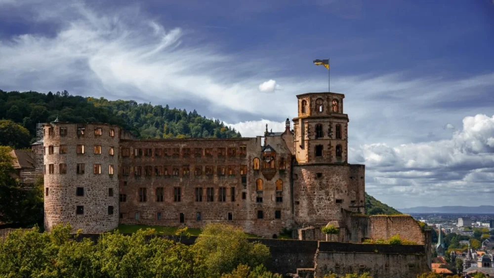 Castillo en la cima de una montaña, rodeado de naturaleza y con vistas al valle. Una postal típica de un Roadtrip por el oeste de Alemania.