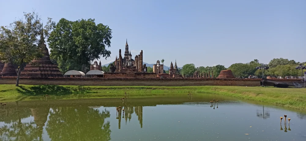 Viaje a Tailandia en 20 dias: parque arqueológico de Sukhothai con templos reflejados en el lago