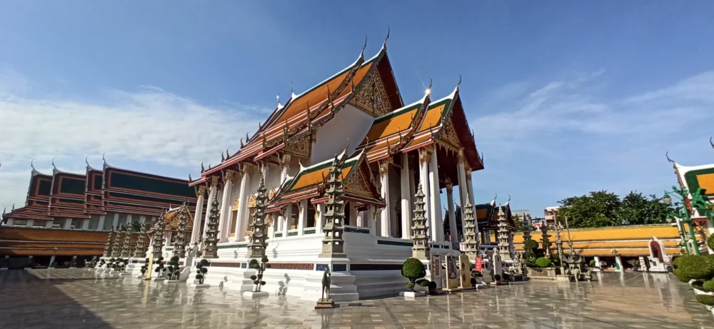 "Viaje a Tailandia: Wat Suthat Bangkok con columpio gigante y arquitectura tradicional"