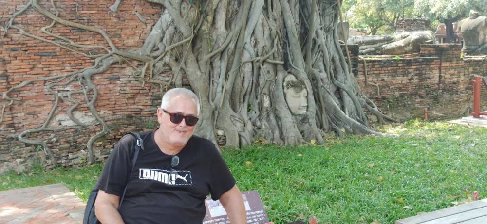 Viaje a Tailandia: Wat Mahathat Ayutthaya con cabeza de Buda entre raíces de árbol