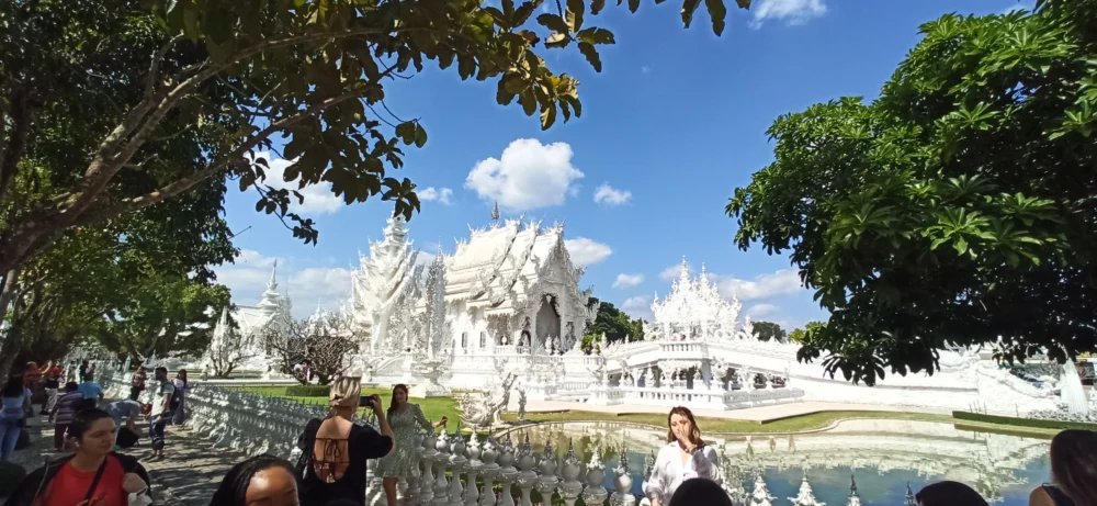 Viaje a Tailandiaen 20 dias: Templo Blanco Wat Rong Khun Chiang Rai con reflejo en el estanque