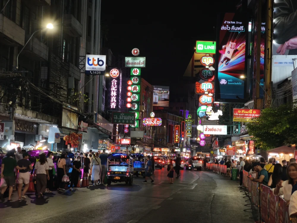 "Viaje a Tailandia: Chinatown Bangkok de noche con neones y ambiente vibrante"