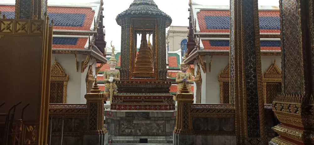 "Viaje a Tailandia: interior del Gran Palacio Bangkok con estupas doradas y guardianes"