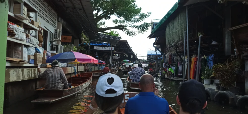 "Viaje a Tailandia: mercado flotante Damnoen Saduak con barcas y vendedores"