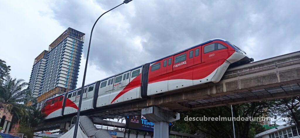 "Vista panorámica del skyline de Kuala Lumpur con las Torres Petronas al atardecer" "Monorraíl elevado cruzando el centro de Kuala Lumpur" "Estación de autobuses gratuitos en Kuala Lumpur con indicaciones multilingües" "Tren KTM Komuter llegando a la estación de Kuala Lumpur Sentral" "Mapa interactivo del sistema BTS y metro de Kuala Lumpur para turistas" Transporte en KL "Vista panorámica del skyline de Kuala Lumpur con las Torres Petronas al atardecer" "Monorraíl elevado cruzando el centro de Kuala Lumpur"
"Estación de autobuses gratuitos en Kuala Lumpur con indicaciones multilingües"
"Tren KTM Komuter llegando a la estación de Kuala Lumpur Sentral"
"Mapa interactivo del sistema BTS y metro de Kuala Lumpur para turistas" Transporte en KL