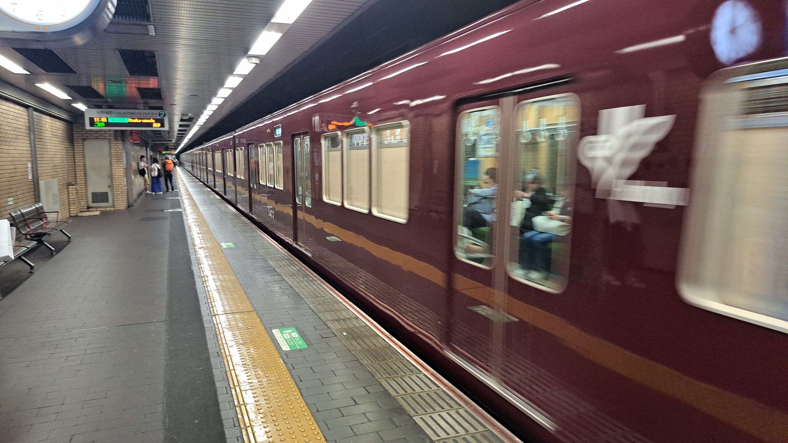 La línea Hankyu, una opción económica y práctica. Estación Omiya Kioto andenes trenes salida a Osaka Japón