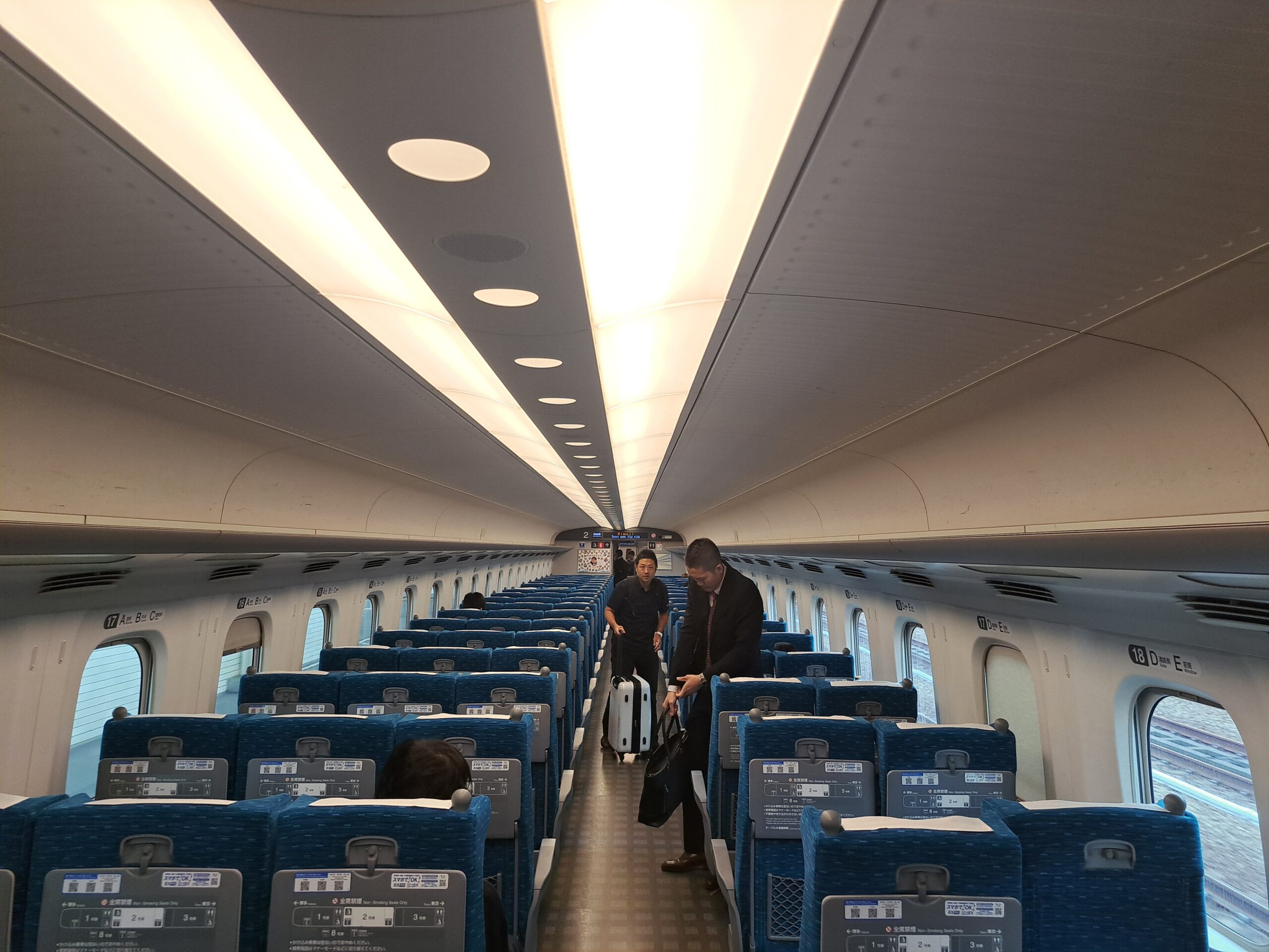El Shinkansen: velocidad y comodidad pura. Shinkansen tren bala Kioto a Osaka interior vagón asientos