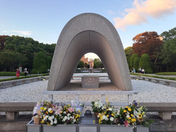 Cenotafio y Llama de la Paz. Miyajima y Hiroshima en un día