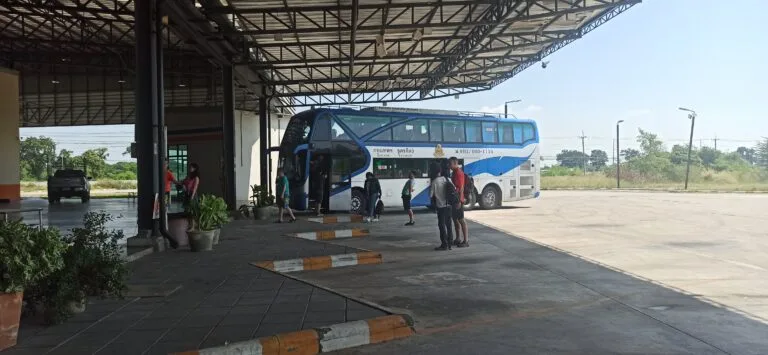 Cómo ir de Ayutthaya a Sukhothai (2025): Autobús, Tren o Taxi