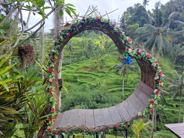 Recorrido en moto por arrozales de Bali, Indonesia, con paisajes verdes y carreteras sinuosas
