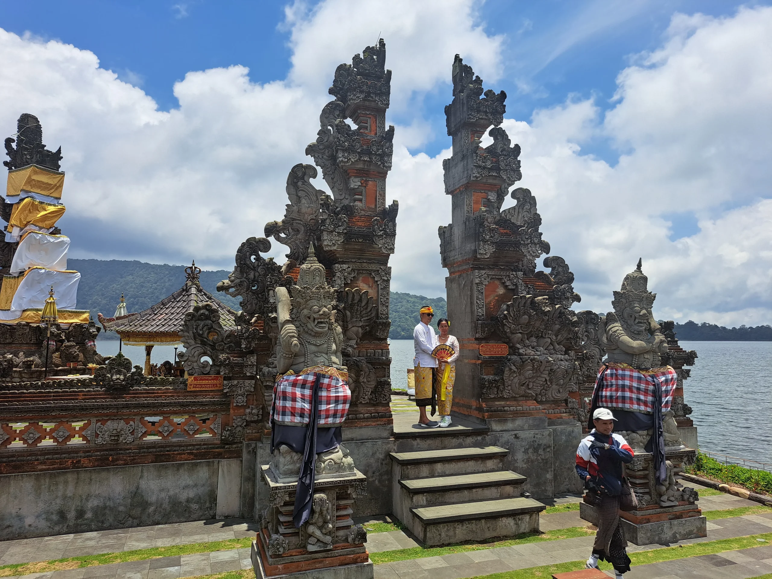 Candi Bentar, son las puertas ceremoniales que al cruzarlas dejas atrás el mundo material