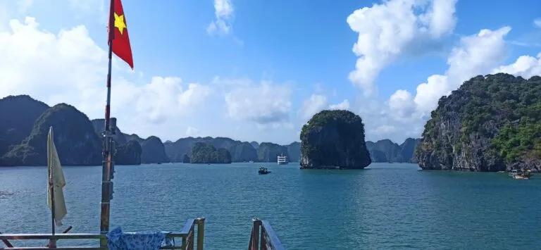 Cat Ba, Vietnam: Tranquilidad, Kayak y un Kayak Hundido en la Bahía de Ha Long