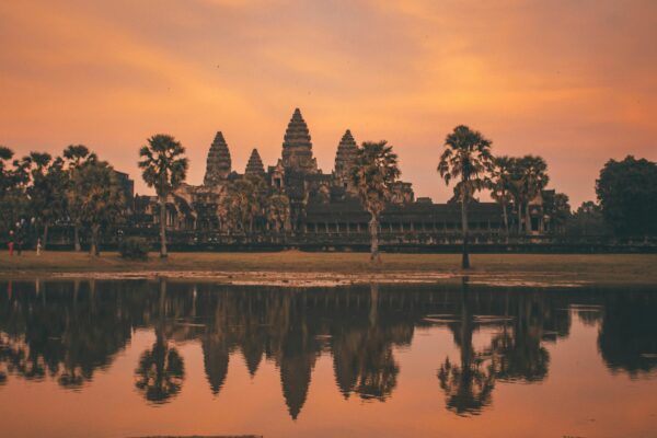 amanecer en Angkor Wat, Explorando los templos de Angkor sin prisas Recorrido tranquilo por los templos de Angkor Viajeros visitando los templos de Angkor sin aglomeraciones amanecer en Angkor Wat, Explorando los templos de Angkor sin prisas Recorrido tranquilo por los templos de Angkor Viajeros visitando los templos de Angkor sin aglomeraciones